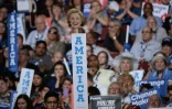 Un portrait d'Hillary Clinton brandi par les délégués de la convention démocrate le 26 juillet 2016 à Philadelphie