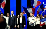 Le président du Rassemblement national Jordan Bardella (3e à gauche) et la présidente du groupe RN à l'Assemblée nationale Marine Le Pen (5e à gauche) chantent lors d'un meeting, le 6 octobre 2024 à Nice (Alpes-Maritimes)