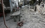 Dans les décombres laissés par une frappe israélienne sur l'hôpital Al-Ahli de Gaza-ville, qui a mis l'établissement à l'arrêt, le 13 avril 2025