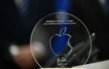 Un cadeau remis par le patron d'Apple Tim Cook au président américain Donald Trump le 6 août 2025 à la Maison Blanche, à Washington