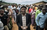 Un homme tient sa carte d'électeur après avoir voté symboliquement à Béni le 30 décembre 2018 en RDCongo