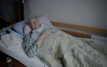 Iouriï Miagky est alité dans sa chambre, dans un refuge pour seniors à Kharkiv, en Ukraine, le 26 mars 2025