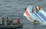 Des plongeurs repêchent des débris de l'Airbus A330 d'Air France Rio-Paris, le 8 juin 2009, une semaine après son crash dans l'océan Atlantique 