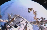 Une capture vidéo de la NASA montrant l'astronaute Kate Rubins placer un nouveau port d'attache à l'ISS, e 19 août 2016