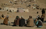Un groupe d'hommes dans le camp de déplacés de Qala-i-Naw, le 17 octobre 2021 en Afghanistan