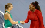 La Tchèque Petra Kvitova (g) serre la main de Serena Williams après sa victoire face à l'Américaine au tournoi de Cincinnati (Ohio), le 14 août 2018 