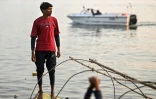 Le batelier Viraj Nishad attend des passagers au bord du fleuve Yamuna, le 31 janvier 2025 à Prayagraj, en Inde