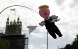 Marionnette représentant le Premier ministre britannique Boris Johnson, brandie par un manifestant près du Parlement, le 26 juin 2019