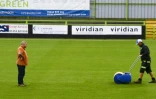 Préparation de la pelouse du stade du Forest Green Rovers, le 8 août 2017 dans l'ouest de l'Angleterre 