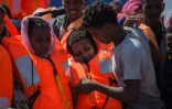 Des migrants secourus à bord de l'Aquarius, navire affrété par SOS Méditerranée et Médecins sans frontières (MSF), le 2 août 2017 au large des côtes libyennes