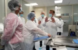 Le président Emmanuel Macron visite le laboratoire de Sanofi-Pasteur à Marcy-l'Etoile, près de Lyon, le 16 juin 2020