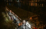 Des personnes font la queue pour passer la nuit sur l'Hermes, une péniche amarrée près de l'un des nombreux ponts qui enjambent la rivière Vltava à Prague, où le nombre de sans-abri connaît une augmentation inquiétante, le 26 janvier 2026