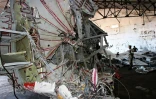 Des débris de l'avion de la Yemenia Airways repêchés en mer, dans un hangar à Moroni, le 16 septembre 2009 aux Comores 