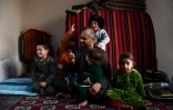 Le cavalier de bouzkachi Sarwar Pahlawan (C) avec ses enfants chez lui à Mazar-e-Sharif, dans le nord de l'Afghanistan, le 9 mars 2024