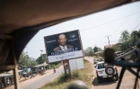 Une affiche électorale du candidat d'opposition Anicet Georges Dologuélé vue depuis un convoi de casques bleus dans Bangui, le 25 décembre 2020