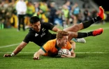 L'Australien Andrew Kellaway marque un essai contre les All Blacks en Rugby Championship à l'Eden Park d'Auckland, le 14 août 2021