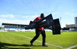 Des piquets sont enlevés autour du terrain de rugby du stade Yves du Manoir à Colombes après le report du match Racing 92-Munster en raison de la mort d'un des entraîneurs du Munster, le 16 octobre 2016