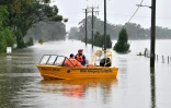 Des services de secours en bateau dans une zone résidentielle inondée de Windsor, le 23 mars 2021 en Australie