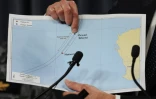 Un enquêteur montre sur une carte la zone de recherche après la disparition du Boeing 777 de Malaysia Airlines (vol MH370), le 7 avril 2014 lors d'une conférence de presse à Perth