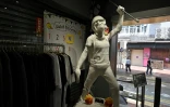 Une statue de manifestant dans un magasin de la marque Chickeeduck, le 13 avril 2021 à Hong Kong