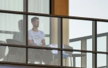 Le Serbe Novak Djokovic au balcon de son hôtel à Adelaïde, où il a été mis en quarantaine à son arrivée, le 18 janvier 2021