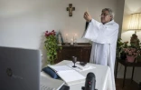 Le père Fabian Arias lors d'une bénédiction pendant une messe dite depuis sa résidence du Bronx, le 24 mai 2020, et retransmise en live sur internet pour ses fidèles