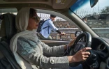 Fatima Mohammadi au volant de sa voiture, le 27 octobre 2019 à Kaboul, en Afghanistan