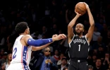 Mikal Bridges, des Brooklyn Nets, tire au panier au cours du match N.3 du 1er tour des play-offs en NBA contre les Philadelphia 76ers le 20 avril 2023 à Brooklyn