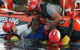Des membresde l'ONG espagnole Proactiva Open Arms sauvent une migrante camerounaise de 40 ans, Josepha, au large des côtes libyennes, le 17 juillet 2018.