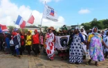 Dans le cortège, en garde partie composé de mahoraises portant le salouva, flottaient de nombreux drapeaux français, européens, ou siglés "département de Mayotte"