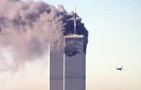 Une des deux tours du World Trade Center de New York après qu'un avion détourné s'y est encastré le 11 septembre 2001
