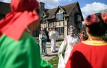 Des acteurs chinois célèbrent dans les rues de Stratford-upon-Avon, ville natale de William Shakespeare, les 400 ans de la naissance de l'écrivain