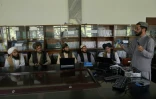 Des talibans suivent un cours d'informatique dans une salle du ministère des Transports, le 5 juin 2022 à Kaboul, en Afghanistan