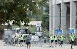 Des agents de sécurité retirent les barrières devant le stade Ernst Happel à Vienne, où les trois concerts de la superstar américaine Taylor Swift ont été annulés après l'arrestation d'un sympathisant de l'État islamique soupçonné de préparer un attentat, le 8 août 2024 en Autriche