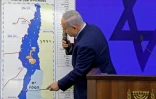 Le Premier ministre israélien Benjamin Netanyahu montre sur une carte la Vallée du Jourdain, lors d'une conférence de presse à Ramat Gan, près de Tel-Aviv, le 10 septembre 2019
