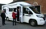 Un conseiller des services publics itinérants aide les habitants à s'acquitter de leurs procédures administratives, le 27 avril 2017 dans un camping-car garé à Lesquielles-Saint-Germain