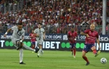 L'attaquant brésilien Neymar ouvre le score pour le PSG face à Clermont, lors de la 1ère journée de Ligue 1, le 6 août 2022 au Stade Gabriel-Montpied