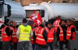 Des routiers bloquent les accès de la raffinerie Total à La Mede, près de Marseille, le 25 septembre 2017