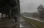 Un habitant dans une rue de Pokrovsk, dans la région de Donetsk, le 11 décembre 2024 en Ukraine