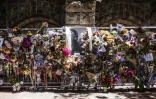 Des bouquets de fleurs posés devant un portrait de Desmond Tutu devant la cathédrale Saint-Georges, au Cap le 31 décembre 2021