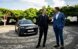 Raphaël Glucksmann (gauche) et Yannick Jadot visitent l'usine Renault de Cléon (Seine-Maritime), le 2 octobre 2026