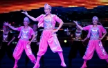 Des danseuses chinoises font un show dans un théâtre de Shanghai, le 25 août 2018