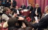 Marine Le Pen répond aux journalistes après un discours à Amiens le 23 novembre 2015 