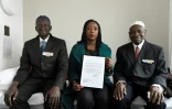 Ousmane Sagna (L) et Guorgui M' Bodji (R), anciens tirailleurs sénégalais, et Aissata Seck (c), adjointe au maire socialiste de Bondy, en charge des anciens combattants, le 22 décembre 2016 à Bondy, près de Paris