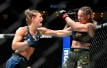 Manon Fiorot (g.) lors de son combat contre Valentina Shevchenko pour le titre féminin des poids mouches de l'UFC, à Montréal, le 10 mai 2025