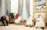 L'émir du Qatar, Tamim ben Hamad al-Thani (2e G), reçoit le président américain Donald Trump (G) à Doha, le 14 mai 2025