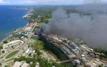 Image aérienne de bâtiments incendiés lors d'émeutes à Honiara, le 25 novembre 2021 aux Iles Salomon