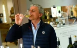 Laurent Cisneros, propriétaire du Chateau de Rouillac, déguste un primeur, cuvée 2020, à Léognan, en Gironde, le 26 avril 2021