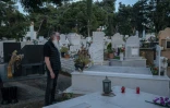 Yiorgos Kaïris se recueille sur la tombe de son épouse Tania Gazeridou, morte dans un incendie en 2018, au cimetière de Nea Makri, près d'Athènes, le 6 mai 2026 en Grèce