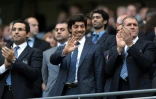 Le cheikh émirati Mansour (c) propriétaire de Manchester City, lors d'un match contre Liverpool, le 23 août 2010 à Manchester